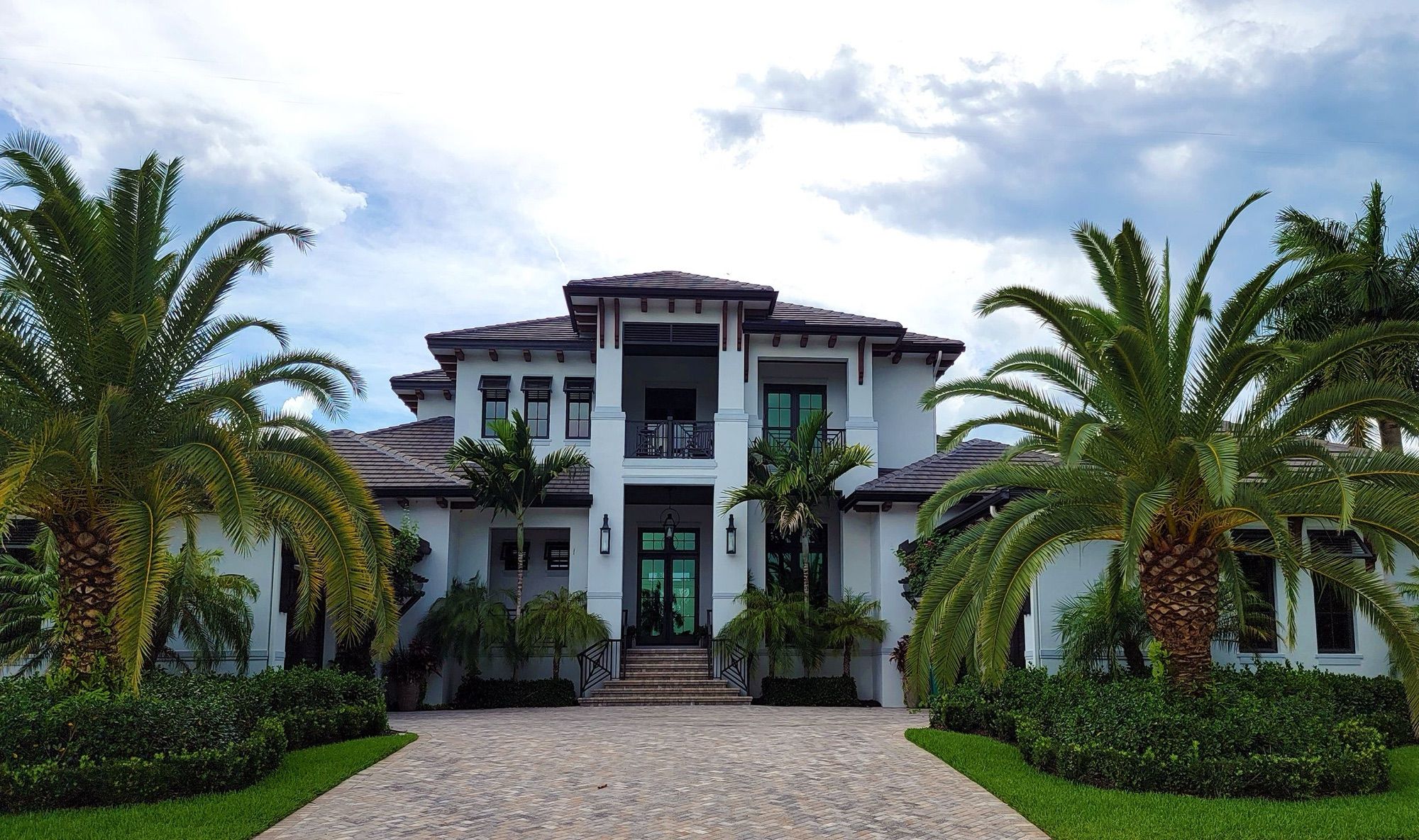 A modern-classical house between palms